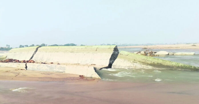 మానేరు చెక్డ్యామ్లు మళ్లీ ధ్వంసం