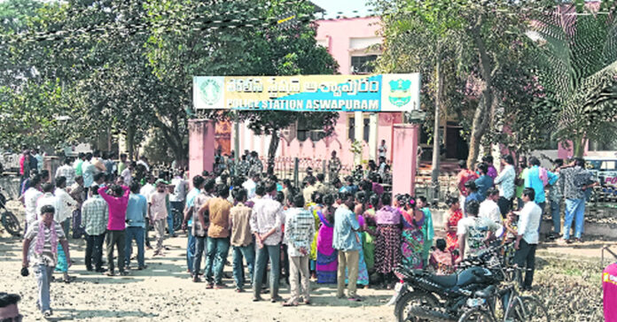 ఠాణా మెట్లెక్కిన ‘పంచాయతీ’ రగడ