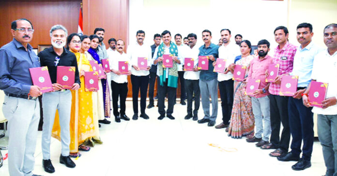 ప్రభుత్వ ప్రాధాన్యతలను ప్రజల్లోకి తీసుకెళ్లండి