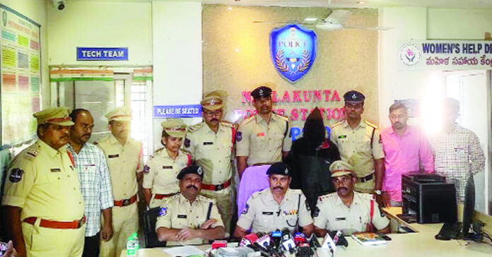 అనుమానంతో..భార్యకు నిప్పంటించి హత్య చేసిన భర్త