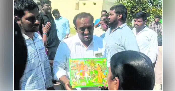 ఎన్నికల ముందు తీసుకున్న డబ్బు తిరిగి ఇవ్వండి..