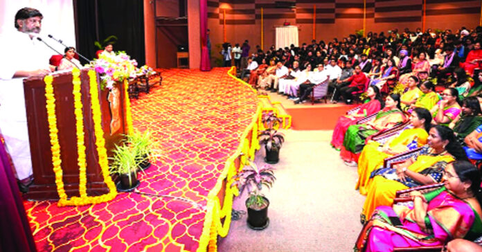 ప్రజా సేవకుడిగా గుర్తింపు పొందాలి