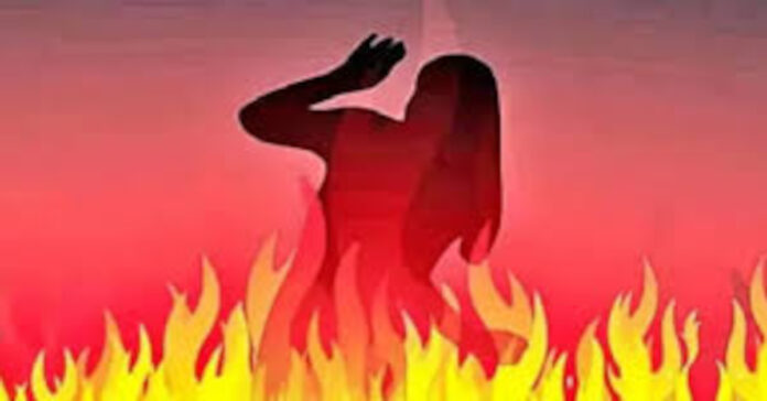 భార్యపై అనుమానం.. పెట్రోల్ పోసి నిప్పంటించిన భర్త