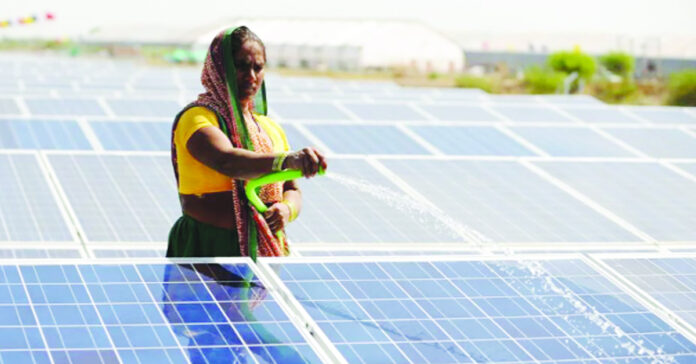 ‘సౌర’ వెలుగుల వెనుక ‘వ్యర్థాల’ చీకటి