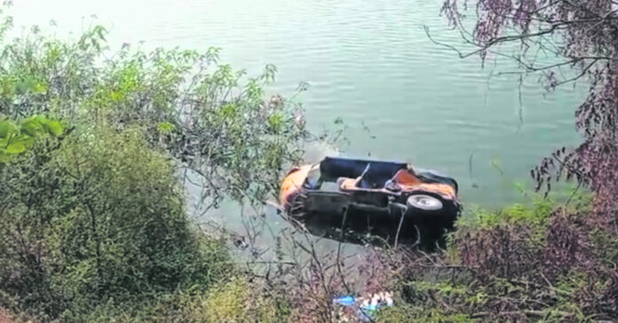 While trying to avoid the monkeys, the auto rickshaw overturned.