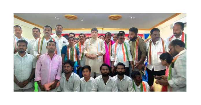 మంత్రి శ్రీదర్ బాబును కలిసిన. మల్లారం సర్పంచ్