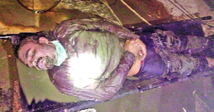 విషవాయువులు పీల్చి ఇద్దరు కార్మికులు మృతి