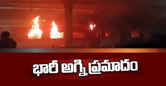 టాటా-ఎర్నాకుళం ఎక్స్ప్రెస్లో భారీ అగ్ని ప్రమాదం