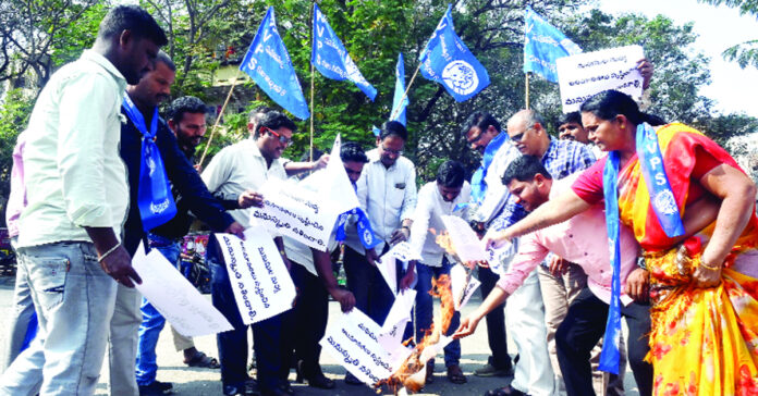 అంతరాలు సృష్టించిన మనుస్మృతిని అంతం చేయాలి