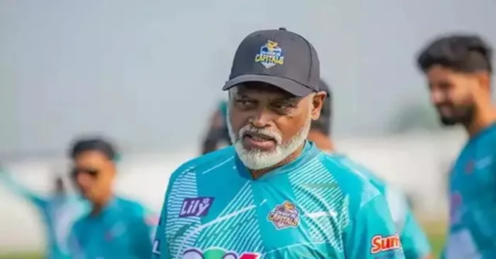 మైదానంలోనే కుప్పకూలిన కోచ్