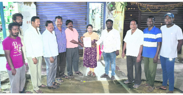 బాండ్ పేపర్ రాసిచ్చిన సర్పంచ్ అభ్యర్థి