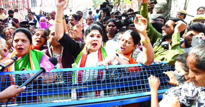 కాంగ్రెస్ ర్యాలీని అడ్డుకున్న పోలీసులు