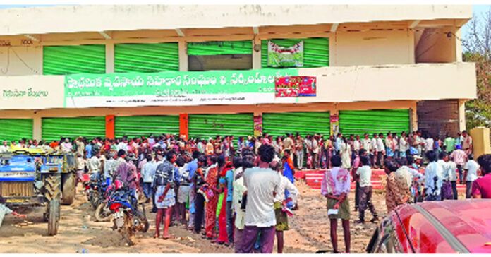 రైతులకు తప్పని యూరియా తిప్పలు