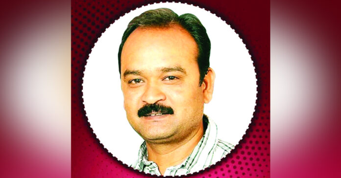 కేటీఆర్ పర్యటనలో విషాదం..గుండెపోటుతో ఫొటోగ్రాఫర్ మృతి