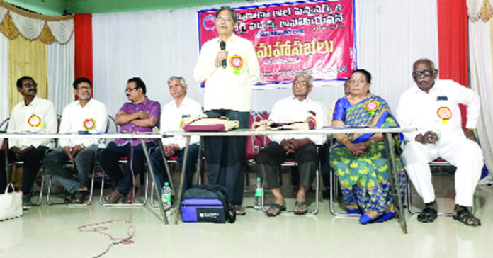 హక్కుల సాధనకు ఉద్యమించాలి