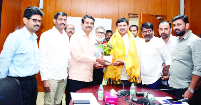 రెవెన్యూ ఉద్యోగుల సమస్యలు పరిష్కరించండి