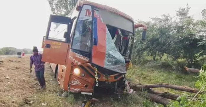 ట్రావెల్స్ బస్సుకు తప్పిన పెను ప్రమాదం.. 27 మంది ప్రయాణికులు..!