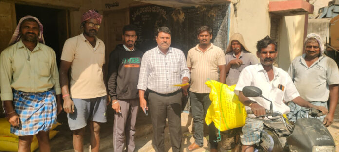 రైతులకు యూరియా అందుబాటులో ఉంది