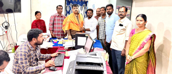 గ్రామ పరిపాలన అధికారులు ఏకతాటి పైకి రావాలి..