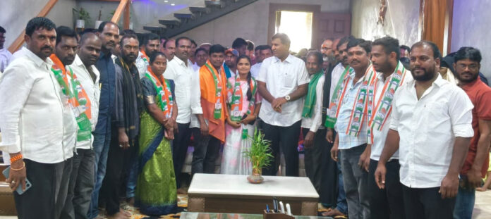 Wadi Sarpanch joins Congress party