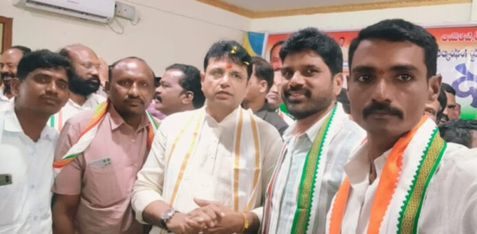 Ward member Tirupati Rao meets Minister Sridhar Babu