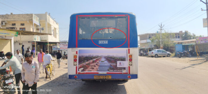 బస్సు అద్దాలను ధ్వంసం చేసిన యువకుడు