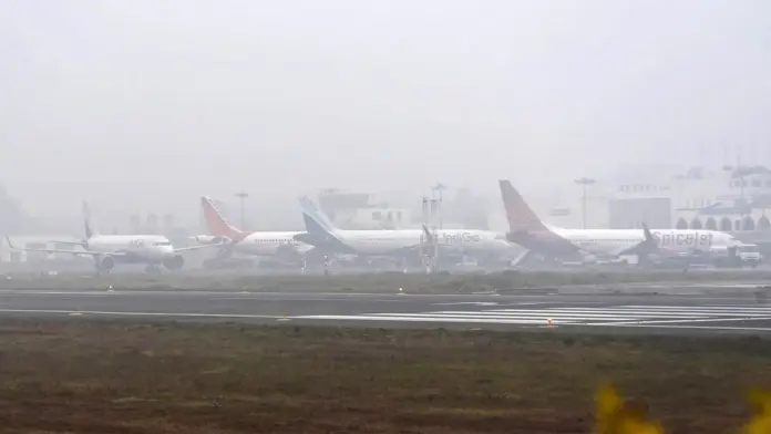 కప్పేసిన పొగమంచు..ఢిల్లీలో 40 విమానాలు, 20కిపైగా రైళ్లు ఆలస్యం