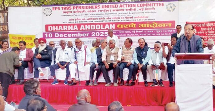 కనీస పెన్షన్ రూ.9 వేలు పెంచాలి