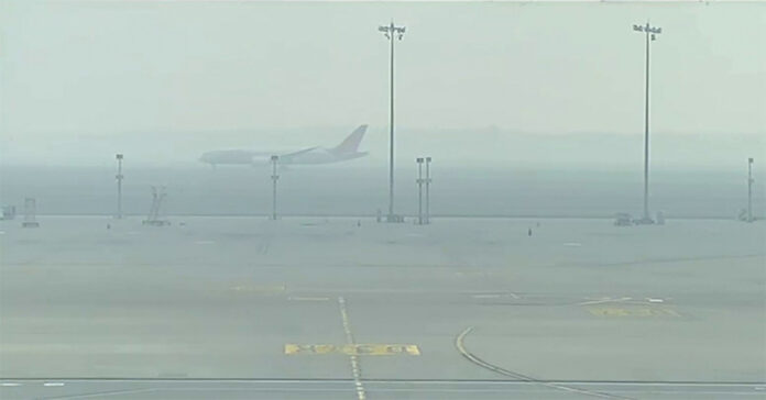 ఢిల్లీలో దట్టమైన పొగమంచు..100కు పైగా విమానాలు రద్దు