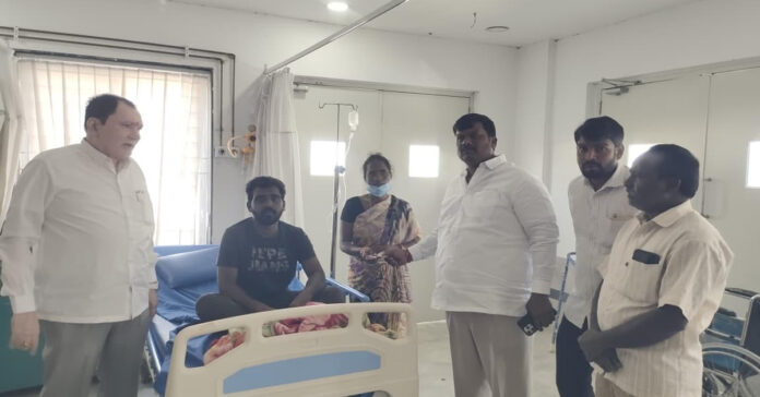 క్షతగాత్రునికి ఆర్యవైశ్య, సర్పంచ్ ఆర్థిక సాయం