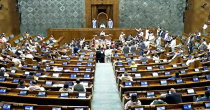 తొలి రోజు పార్లమెంట్..అధికార-విపక్షాల మధ్య మాటల యుద్ధం