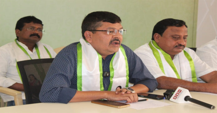 కవితమ్మ మీద అవాకులు పేలితే వి.ప్రకాష్ నాలుక చీరేస్తాం: తెలంగాణ జాగృతి