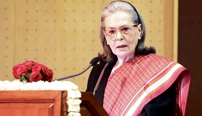 సోనియా గాంధీకి కోర్టు నోటీసులు