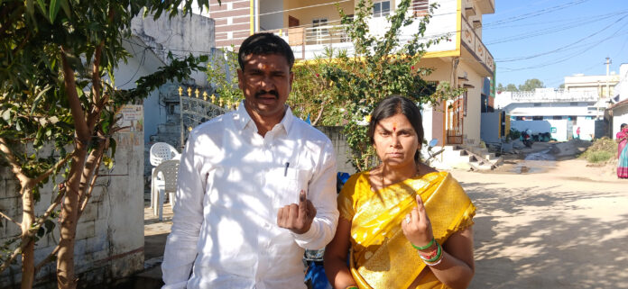 ఆరూరులో కాంగ్రెస్ సర్పంచ్ అభ్యర్థి లావణ్యమధు ఓటు వినియోగం