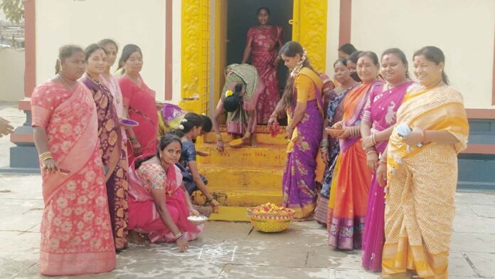 మేడారంలో ఘనంగా మండ మెలిగే పండుగ