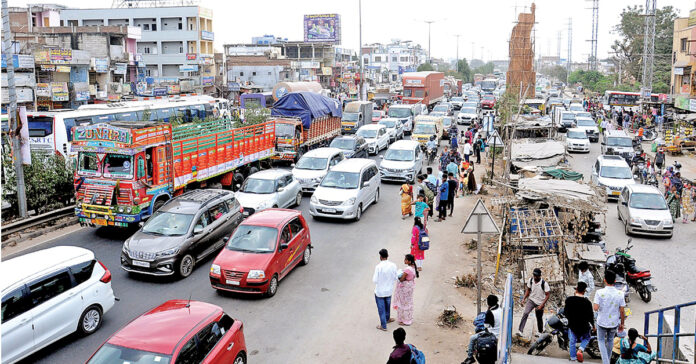 హైవేపై భారీ ట్రాఫిక్ జామ్