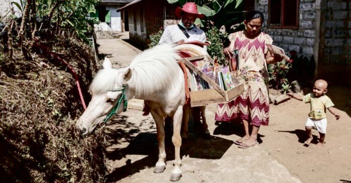 అక్షరాలను మోసుకొచ్చే గుర్రం