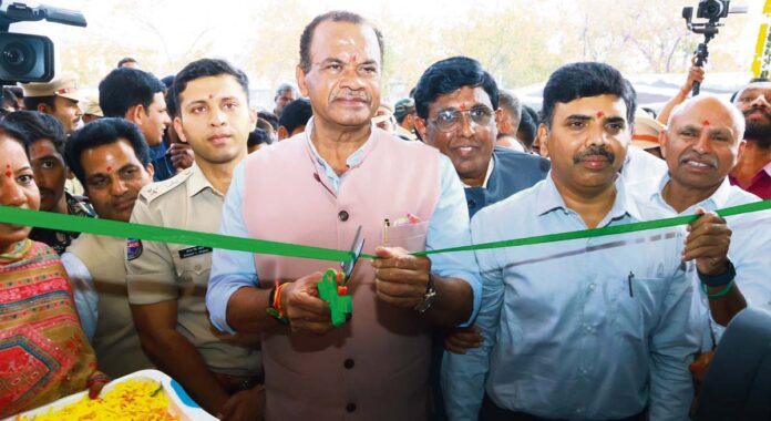 పేదలను దోచుకుంటున్న కార్పొరేట్ స్కూల్స్