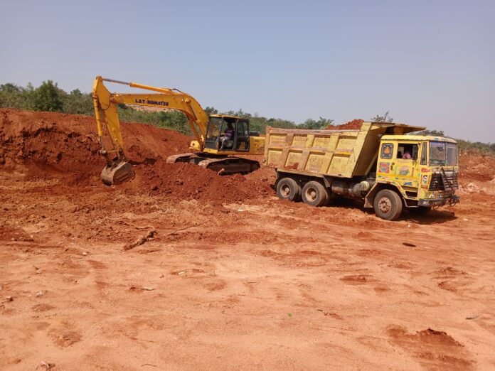 గుట్టను మింగేస్తున్న మట్టి వ్యాపారులు.?