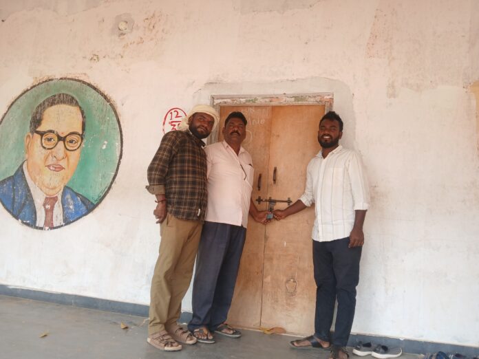 బిల్లులు చెల్లించాలని పాఠశాల గదలకు తాళం