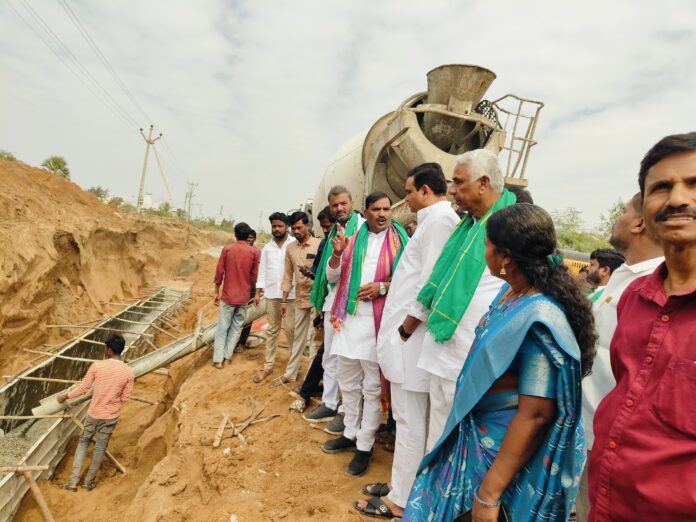 కొలనుపాక బ్రిడ్జి నిర్మాణ పనుల పరిశీలన