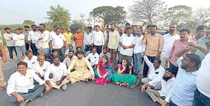 వీణవంక మినీ మేడారంలో ఉద్రిక్తత