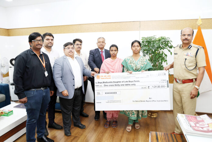 The DGP handed over a cheque of Rs. 1.31 crore to the constable's family.