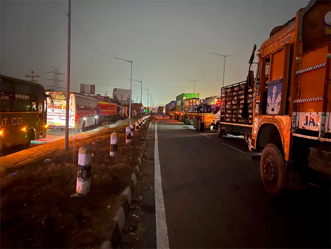 కైతాపురం వద్ద రోడ్డు ప్రమాదం..4 కి.మీ ట్రాఫిక్ జామ్