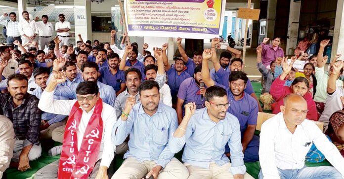 మారుతీ సుజుకి షోరూమ్ మూసివేత దారుణం