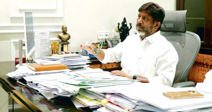 నిబద్ధతతో ప్రజలకు సేవ చేయాలి