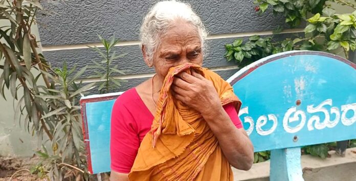 చేతబడి నెపంతో కన్నతల్లికి చిత్రహింసలు