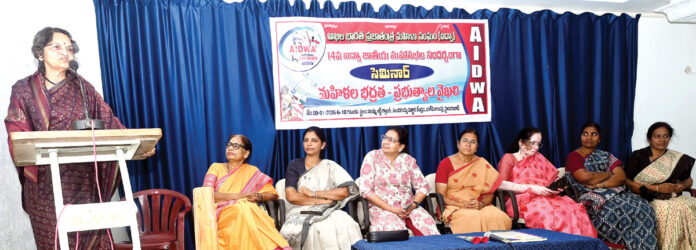 స్త్రీ, పురుషులు శత్రువులనే భావనను తిప్పికొట్టాలి