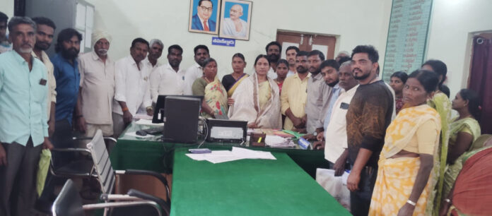 ప్రభుత్వ ప్లాట్లను ఆక్రమించిన వారిపై చర్యలు తీసుకోవాలి