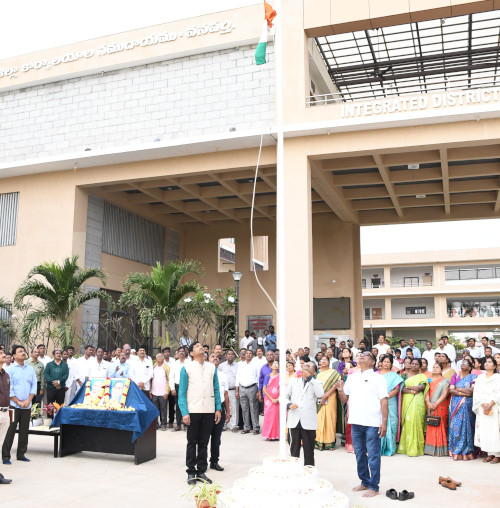 ఐడిఓసిలో అదనపు కలెక్టర్ జెండావిష్కరణ